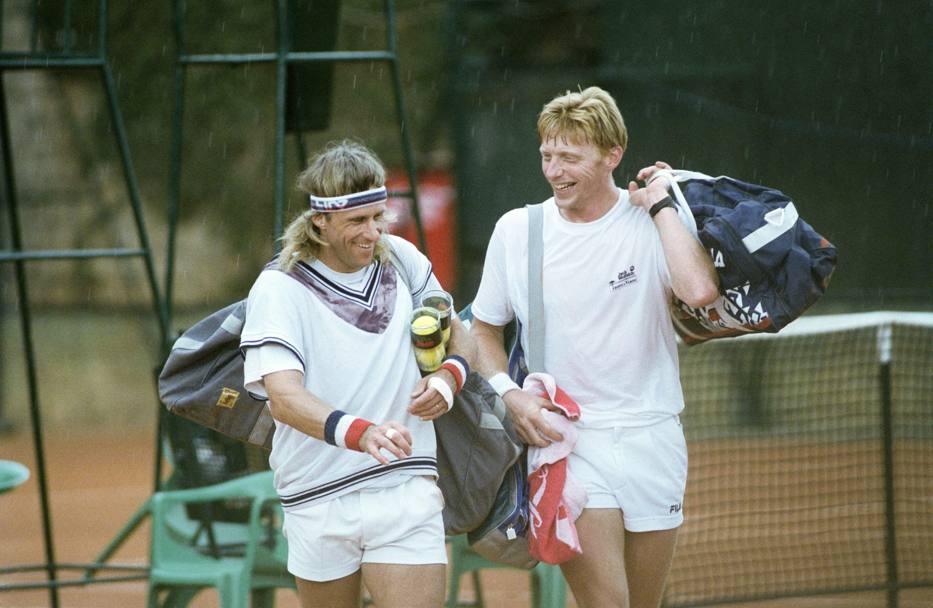 Nel 1991 tenta il rientro in attività nel Torneo di Montecarlo: eccolo scherzare con Boris Becker alla fine di un allenamento. Ap